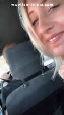 OMG! Secretly fingered in the taxi to orgasm