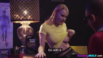 Alternative MILF and her bigtitted BFF pussysmahed in 3way