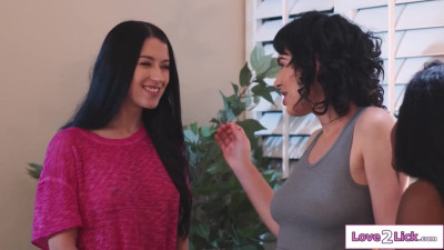 Ebony licks her busty bff whos facesitted by her petite gf
