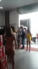 peladas na loja de tintas