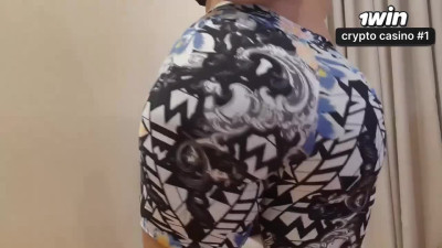 Rebolando de calcinha e empinando o bumbum na cadeira em cena quente de pornô