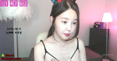 Korean busty horny camgirl plays with pussy