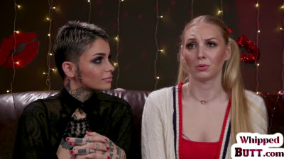 Tattooed lezdom babe strapon fucks sub in electrosex