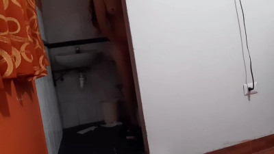 ME FOLLO A LA HIJA DE MI JEFA, HABLA POR CELULAR LA ESTABA BUSCANDO